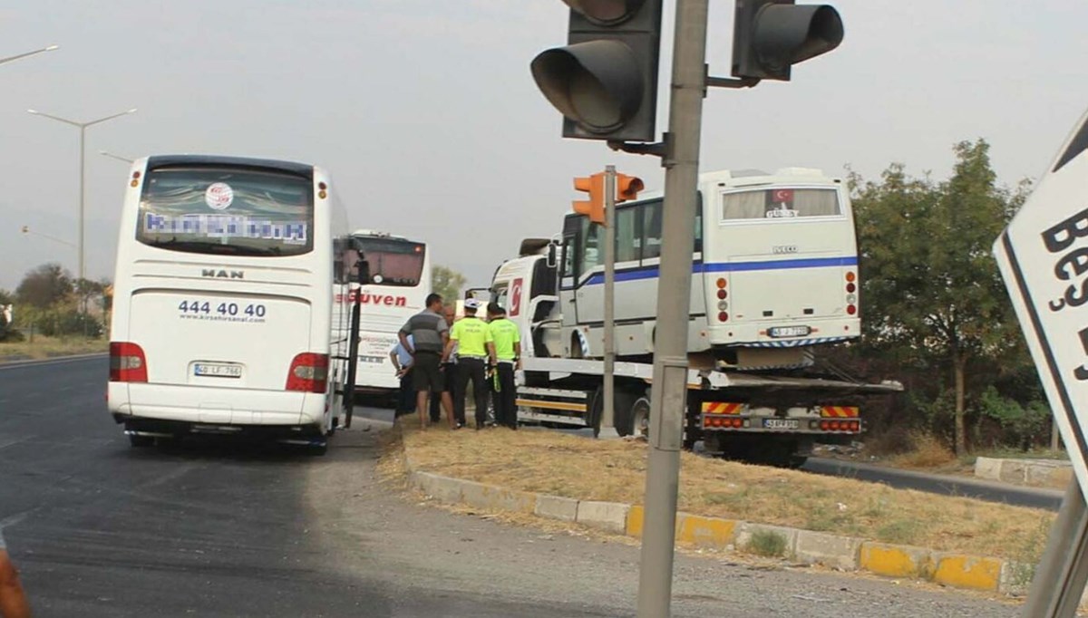 Yolcu otobüsüyle işçi servis midibüsü çarpıştı: 11 yaralı