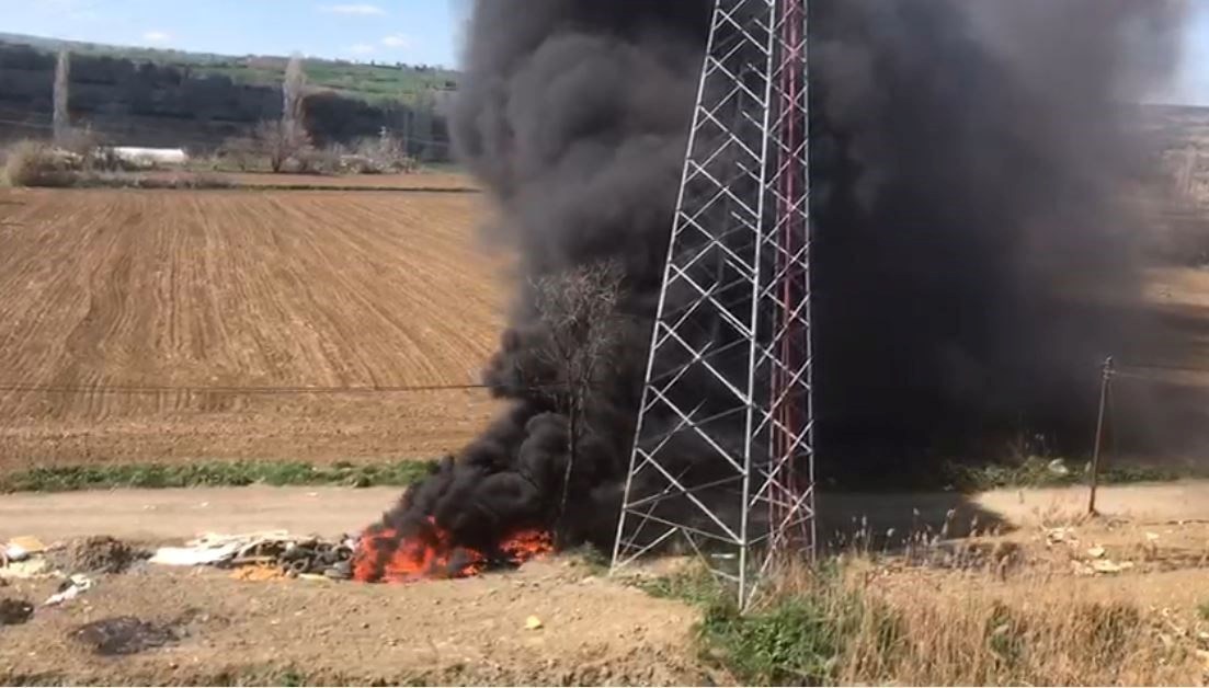 Tekirdağ'da atık lastikler alev alev yandı