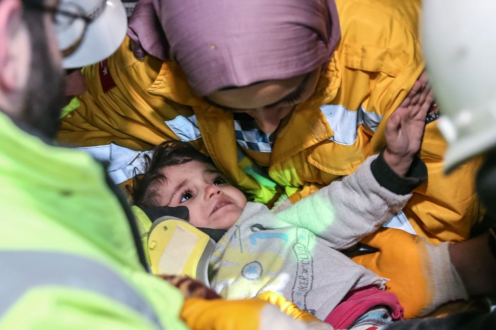 Enkaz altındakiler için zamana karşı yarış - 72