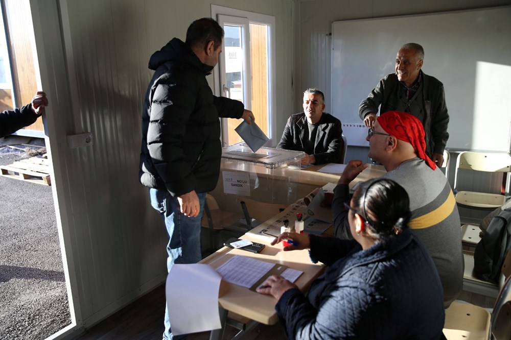 Deprem bölgesinde vatandaşlar sandık başında - 5