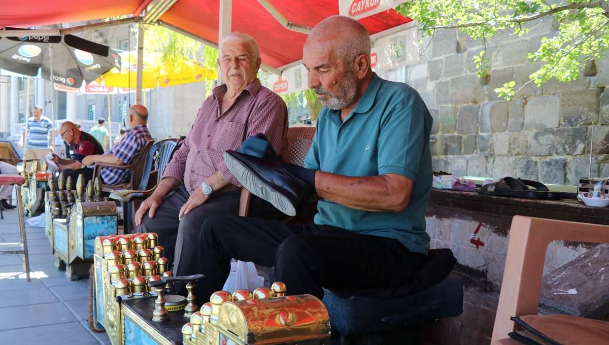 Üç kardeş, tarihi surların gölgesinde ayakkabı parlatıyor