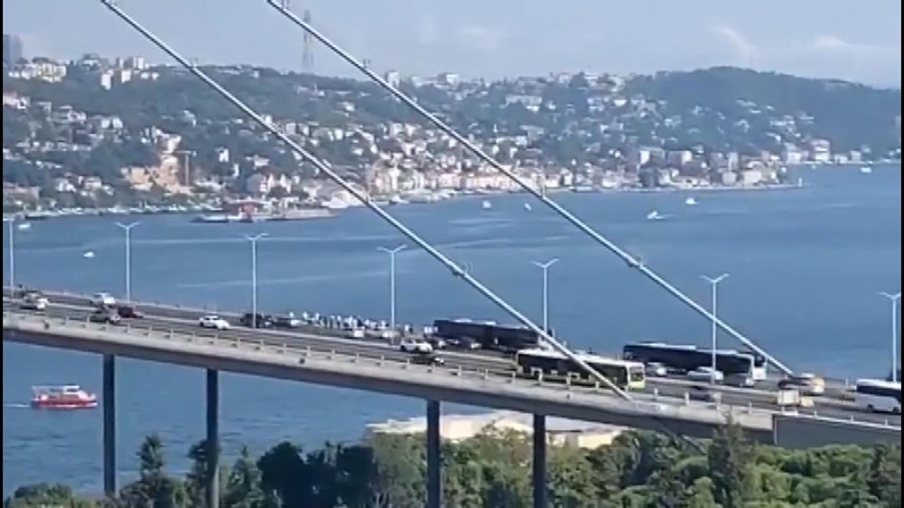 Arızalanan metrobüs yolcuları köprü üstünde indirdi - 2