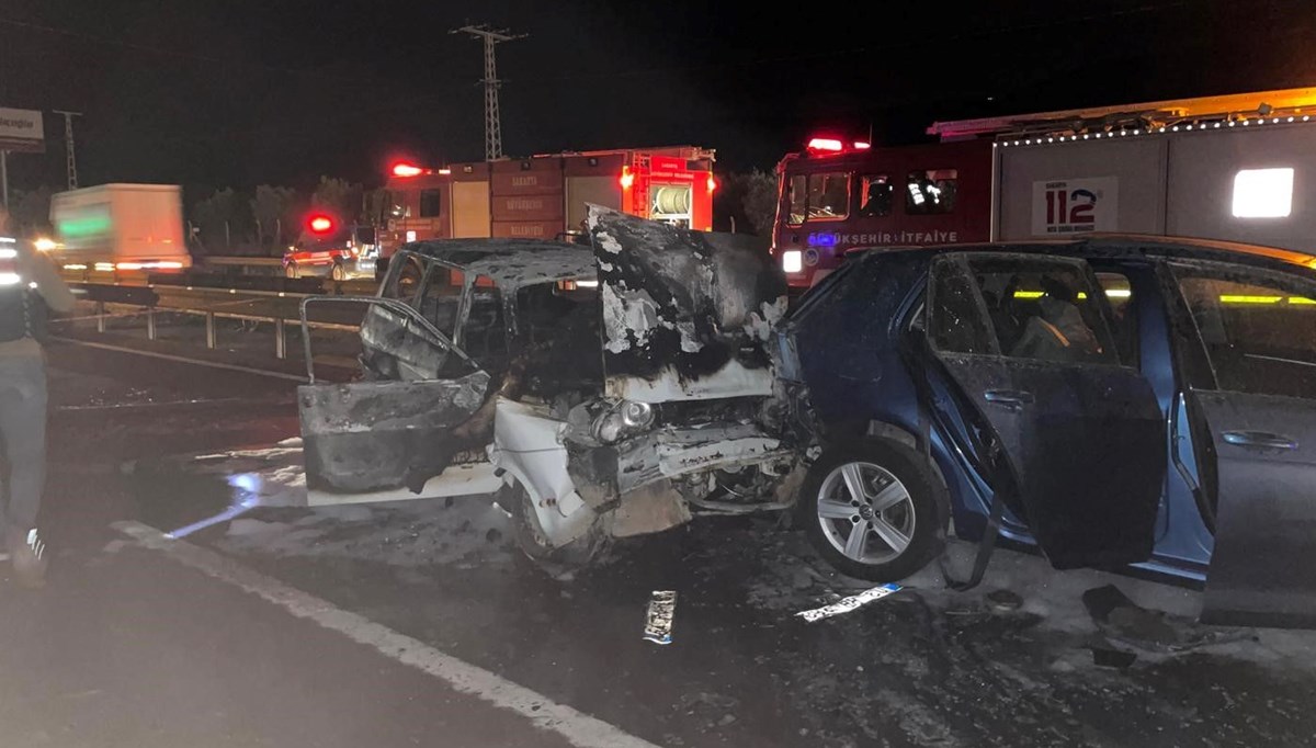 Karayolunda acı olay: Yanan otomobildeki çift hayatını kaybetti Karayolunda acı olay: Yanan otomobildeki çift hayatını kaybetti