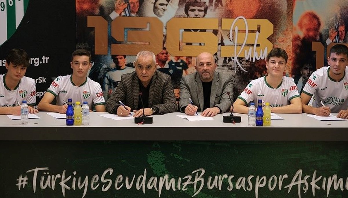 Bursaspor 4 genç futbolcusunu profesyonel yaptı Bursaspor 4 genç futbolcusunu profesyonel yaptı
