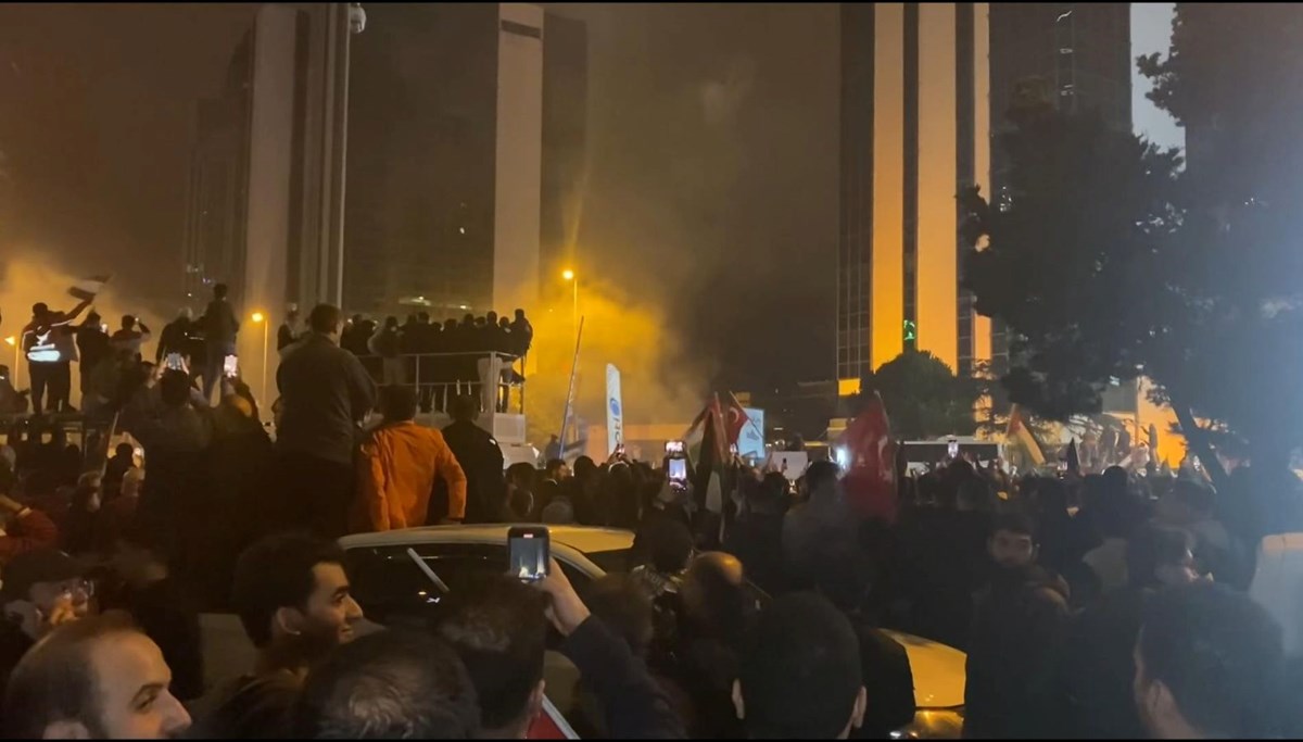 İsrail'in Gazze'deki hastaneye saldırısı İstanbul'da protesto edildi İsrail'in Gazze'deki hastaneye saldırısı İstanbul'da protesto edildi