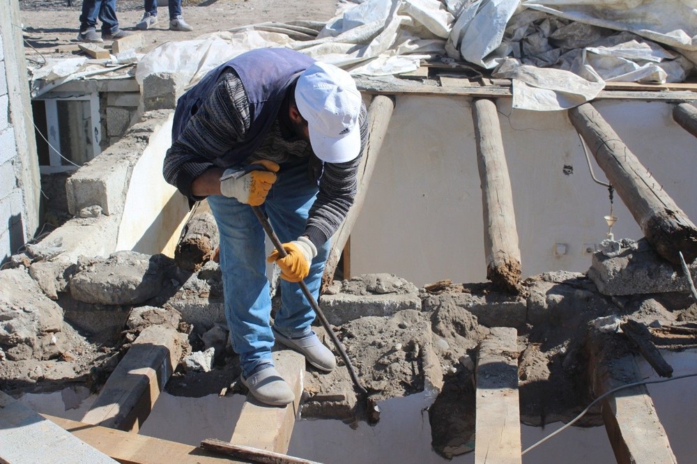 Evine yılanların yuva yaptığını iddia eden vatandaş evini yıktı - 3