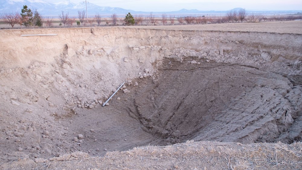 Konya'da 12 metre derinliğinde obruk oluştu | Depremle bağlantısı var mı? - 8