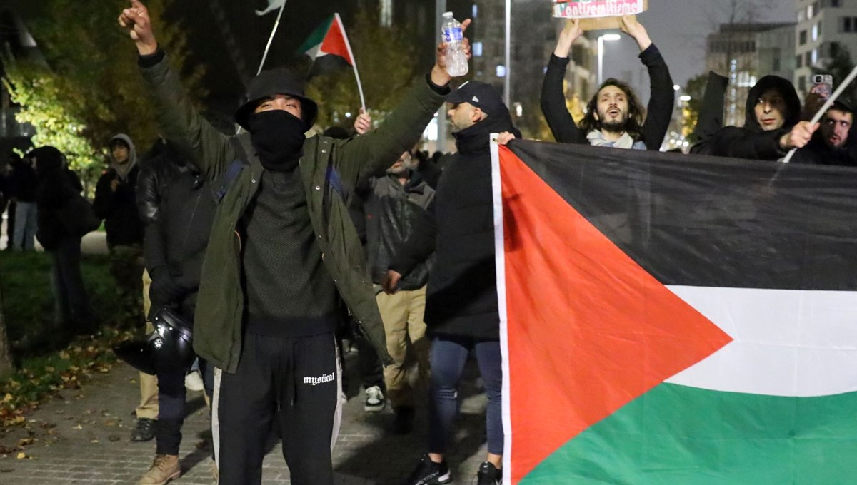 Fransa-İsrail futbol maçı Paris'te protesto edildi Fransa-İsrail futbol maçı Paris'te protesto edildi