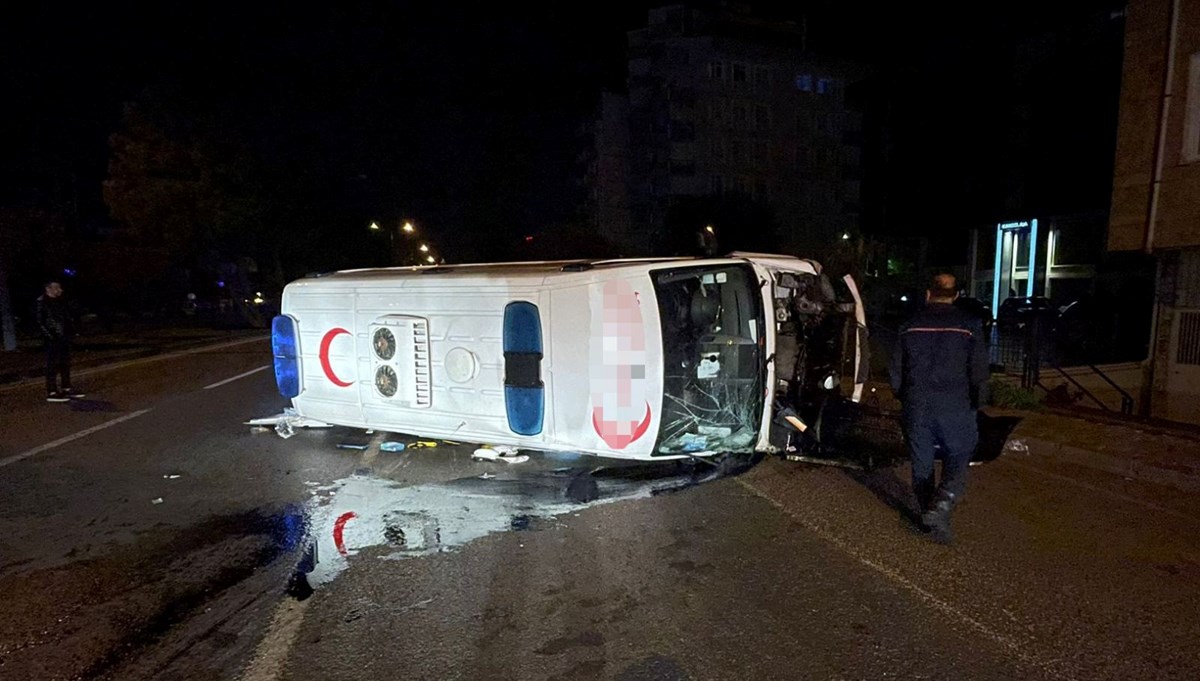 Ambulans ile otomobil çarpıştı