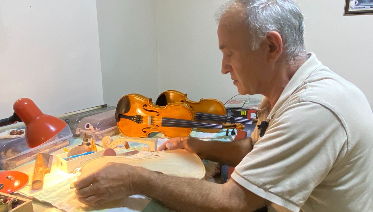Annesinin altınlarını bozdurup aldığı keman, emekliliğinde mesleği oldu