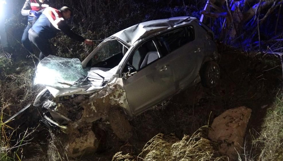 Çanakkale’de şarampole yuvarlanan otomobilin sürücüsü öldü
