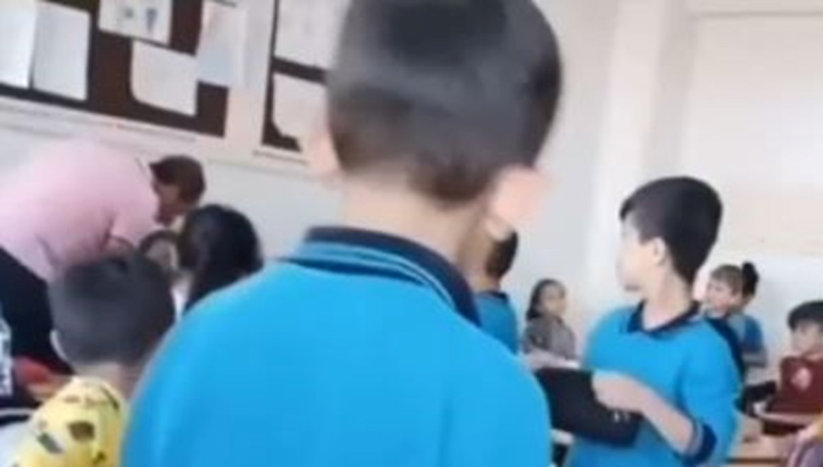 Öğrencisinin boğazını sıkan öğretmen açığa alındı Öğrencisinin boğazını sıkan öğretmen açığa alındı