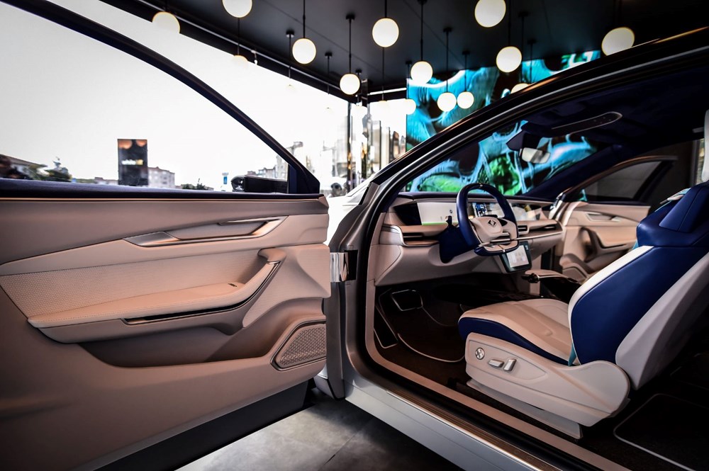 2022 yılının son çeyreğinde seri üretime geçecek olan yerli ve milli otomobil TOGG’un sedan modeli vatandaşların ilgi odağı oldu.
