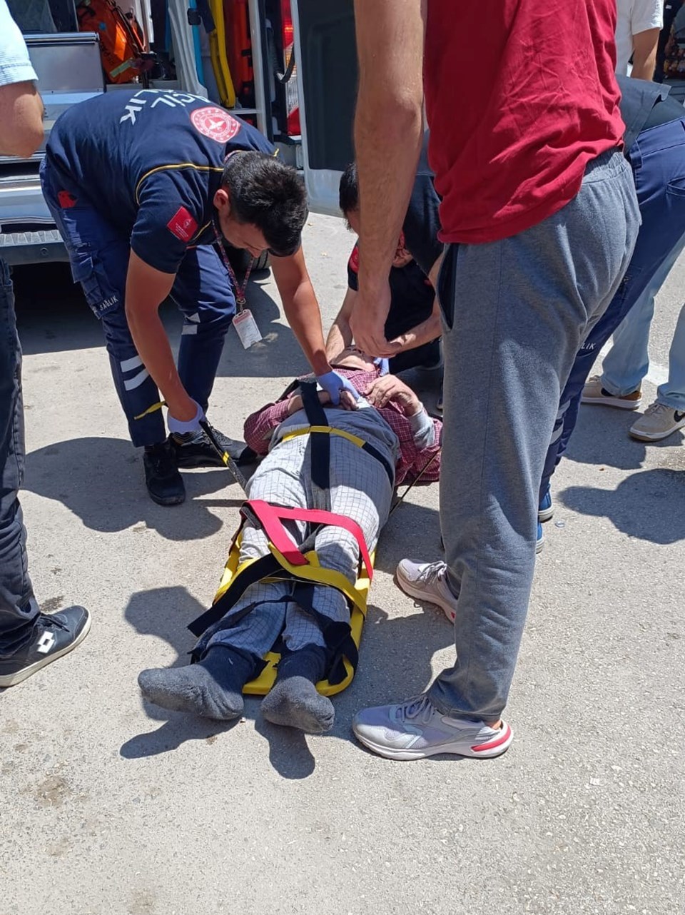 Bolu'da feci kaza: Yaşlı adam 5'inci katın balkonundan yere çakıldı - 1