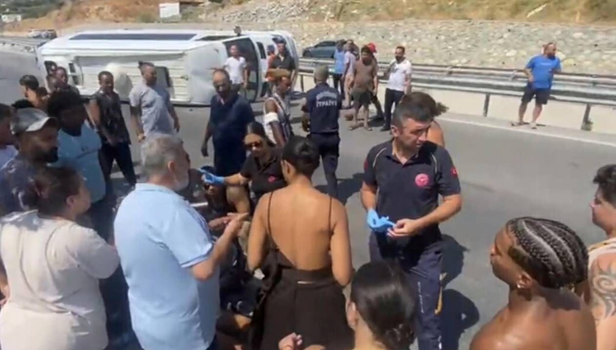 Turistleri taşıyan minibüs devrildi