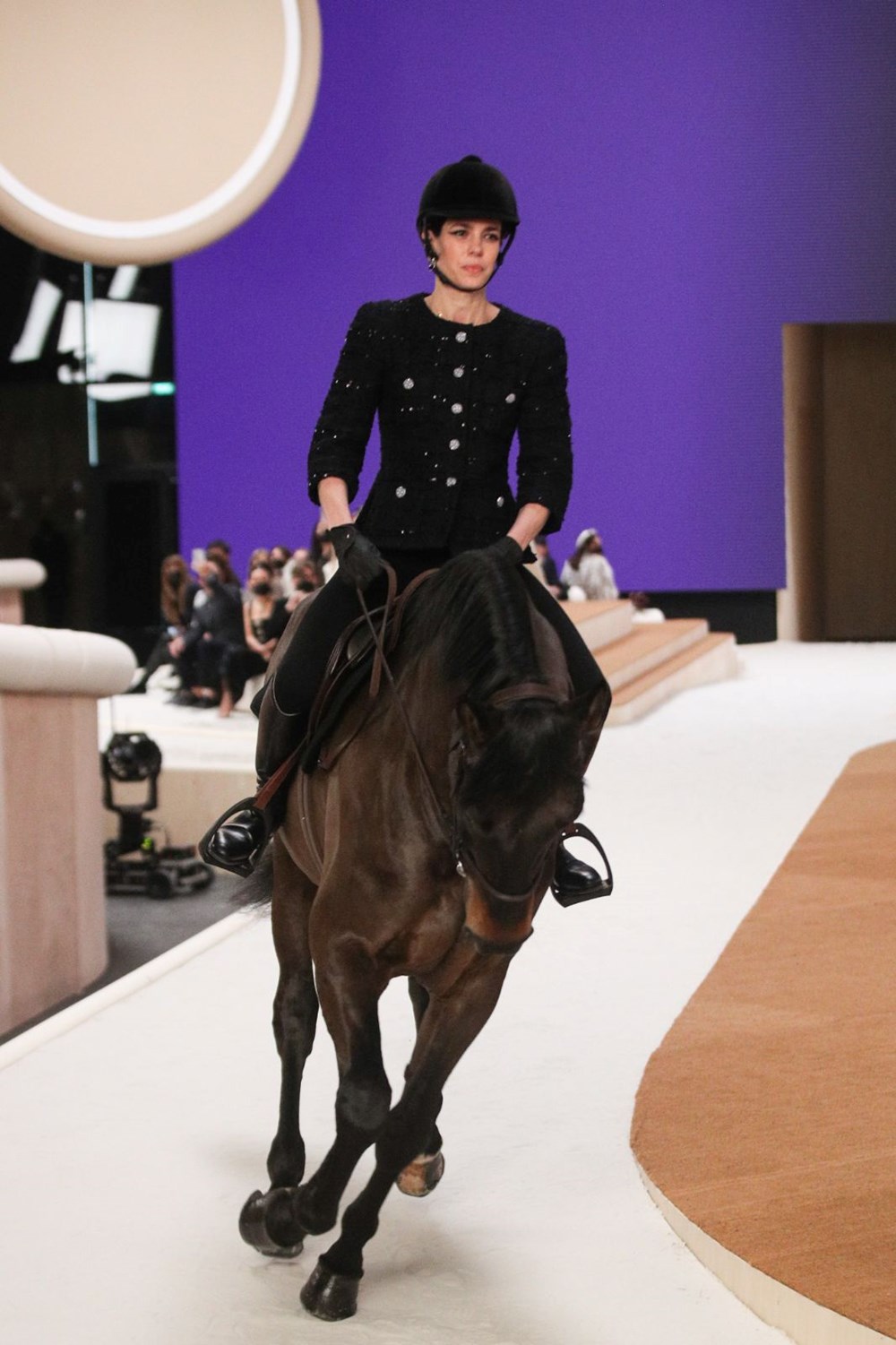 Grace Kelly'nin torunu Charlotte Casiraghi podyuma at sırtında çıktı - 2