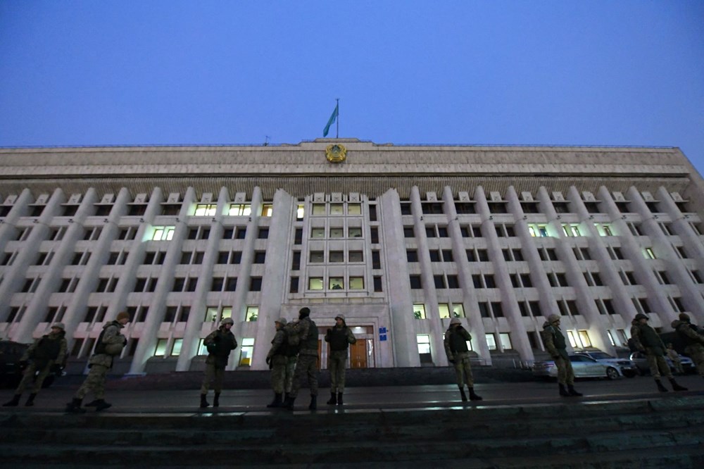 Kazakistan’ın Almatı şehrinde protestocular Valilik binasına girdi, başkentte OHAL ilan edildi - 21