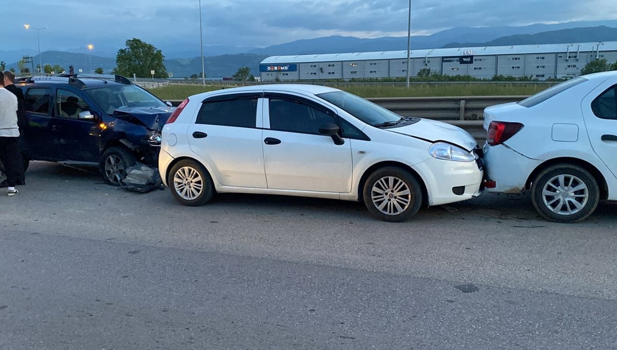 Bursa'da 5 araçlık zincirleme kaza Bursa'da 5 araçlık zincirleme kaza