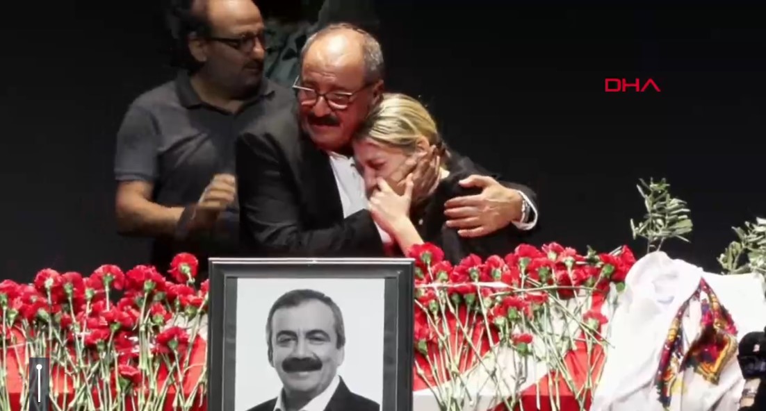 Sırrı Süreyya Önder'in cenazesi tören için AKM'ye getirildi.
