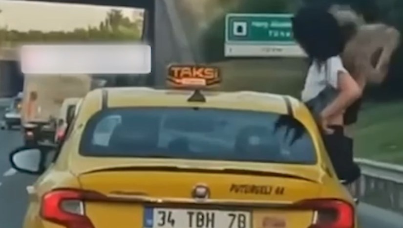 TEM'de akılalmaz görüntü: Taksinin camından sarktılar