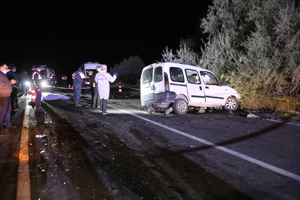Ambulansı sollamaya çalışan otomobil karşı yönden gelen kamyonetle çarpıştı: 4 ölü, 3 yaralı - 1