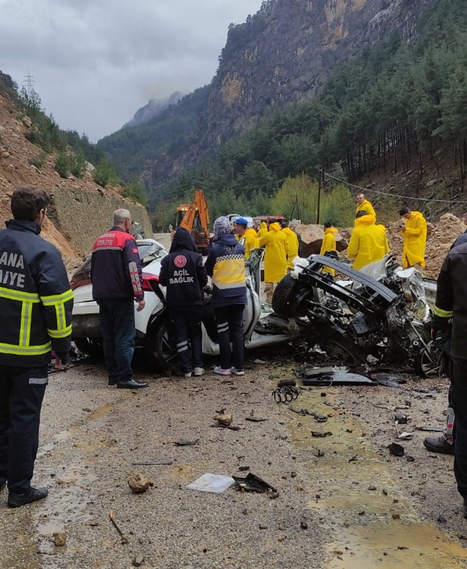 Üzerine kaya devrilen araçtaki 4 öğretmen hayatını kaybetti - 2