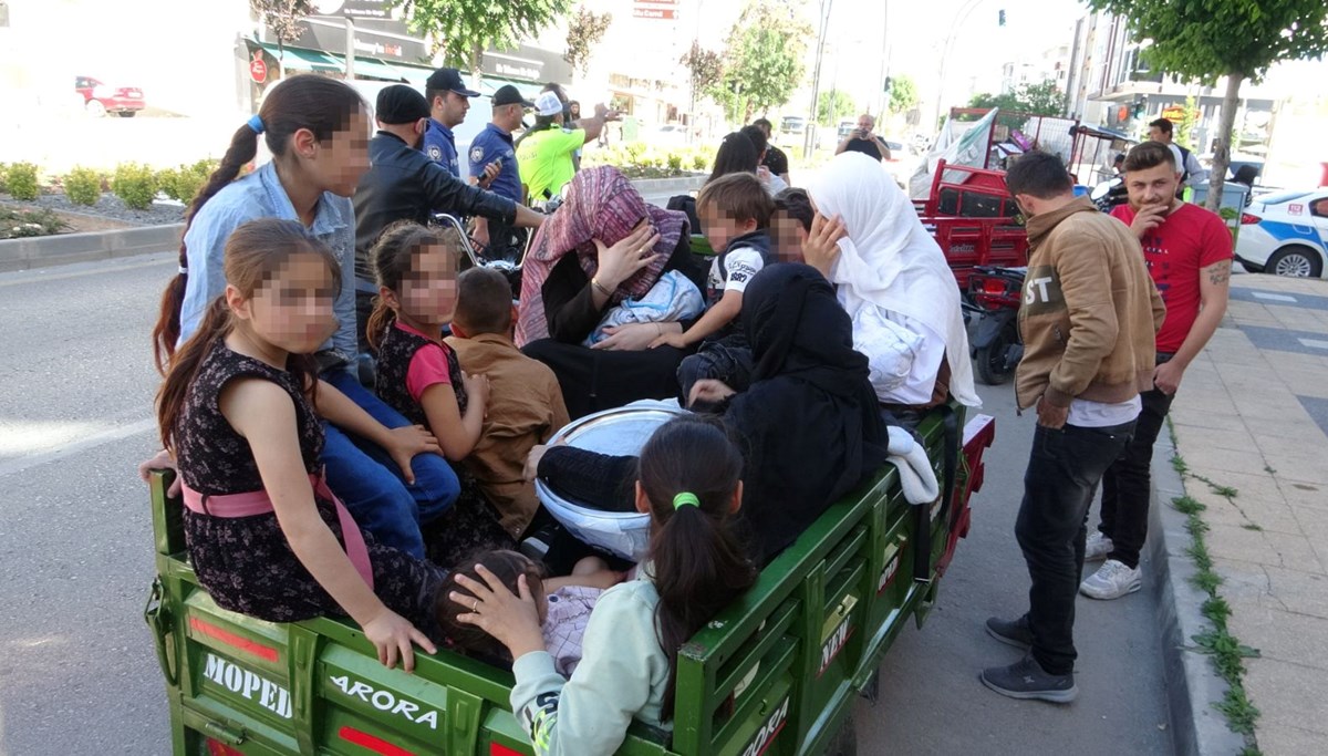Minibüs gibi motosiklet: 2’si bebek 8’i çocuk tam 16 kişi bindi Minibüs gibi motosiklet: 2’si bebek 8’i çocuk tam 16 kişi bindi