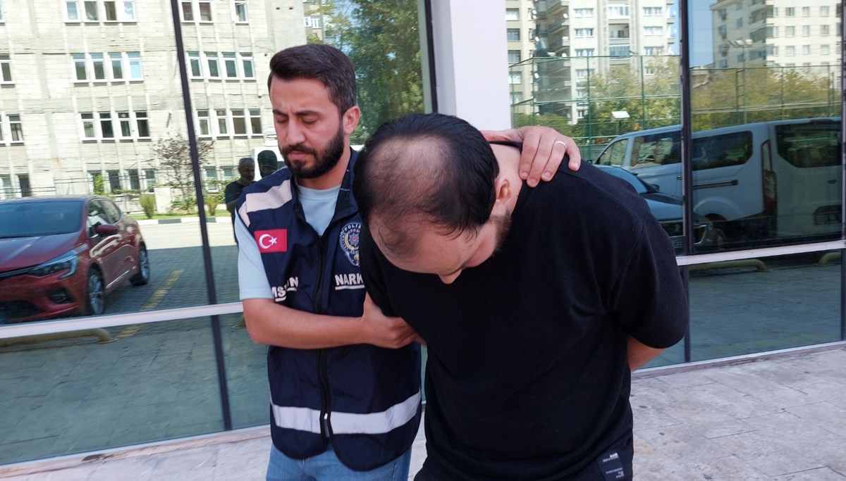 Evdeki çelik kasadan paket paket uyuşturucu çıktı: Sahibi tutuklandı Evdeki çelik kasadan paket paket uyuşturucu çıktı: Sahibi tutuklandı