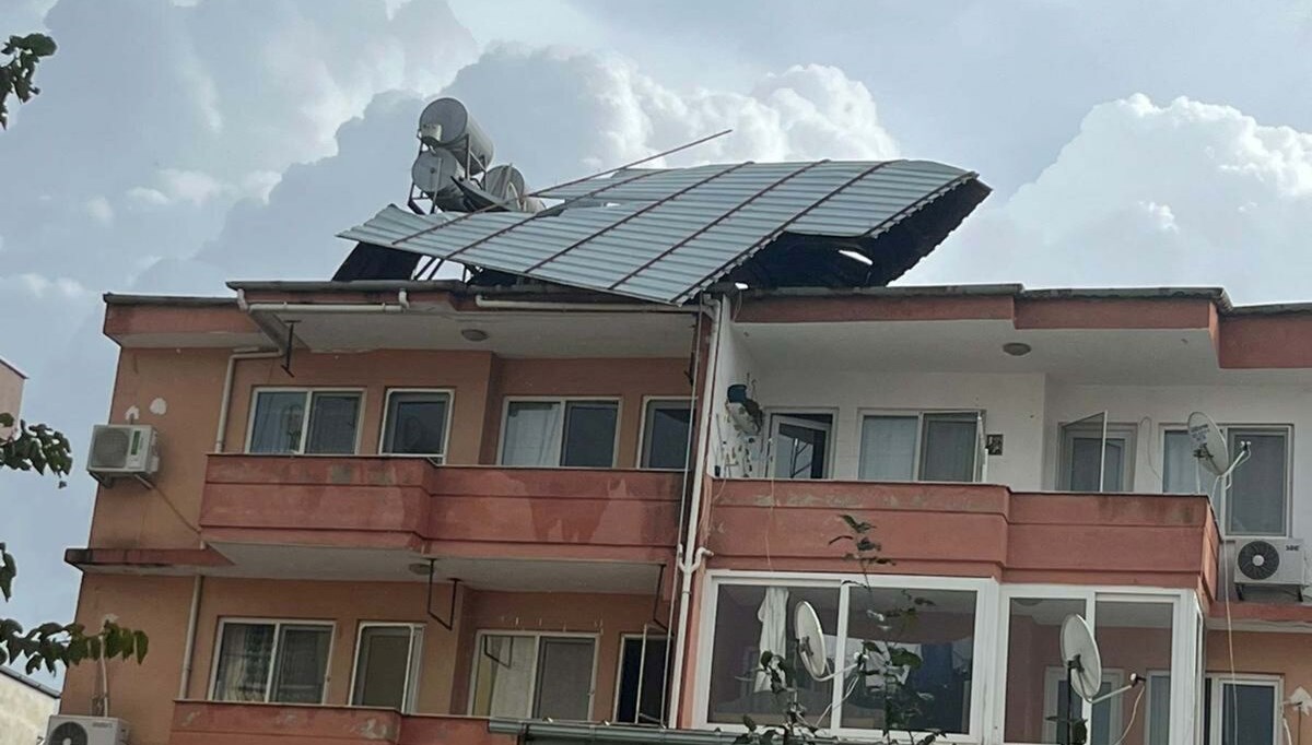 Muğla'da hortum: Çatılar uçtu, ağaç ve direkler devrildi Muğla'da hortum: Çatılar uçtu, ağaç ve direkler devrildi