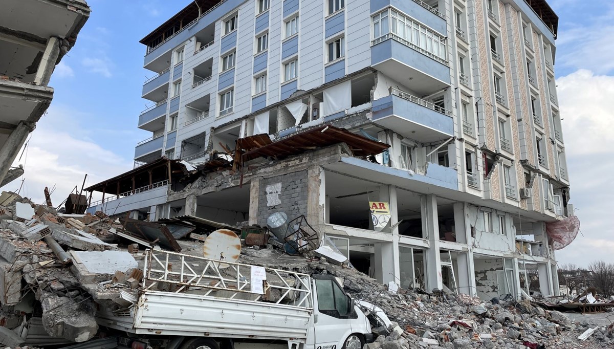 Gaziantep'te ağır hasarlı binalardan eşya alımı durduruldu Gaziantep'te ağır hasarlı binalardan eşya alımı durduruldu