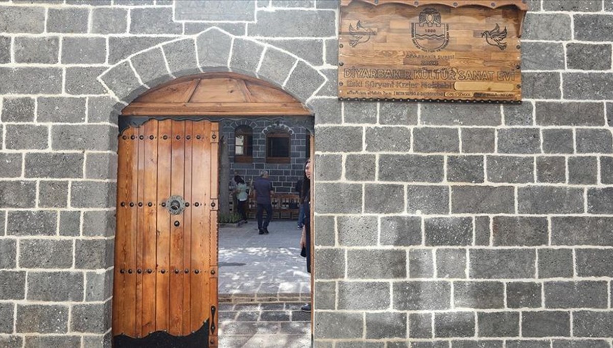 Diyarbakır'da Süryani Kızlar Mektebi restorasyonla kültür ve sanat evine dönüştürüldü Diyarbakır'da Süryani Kızlar Mektebi restorasyonla kültür ve sanat evine dönüştürüldü