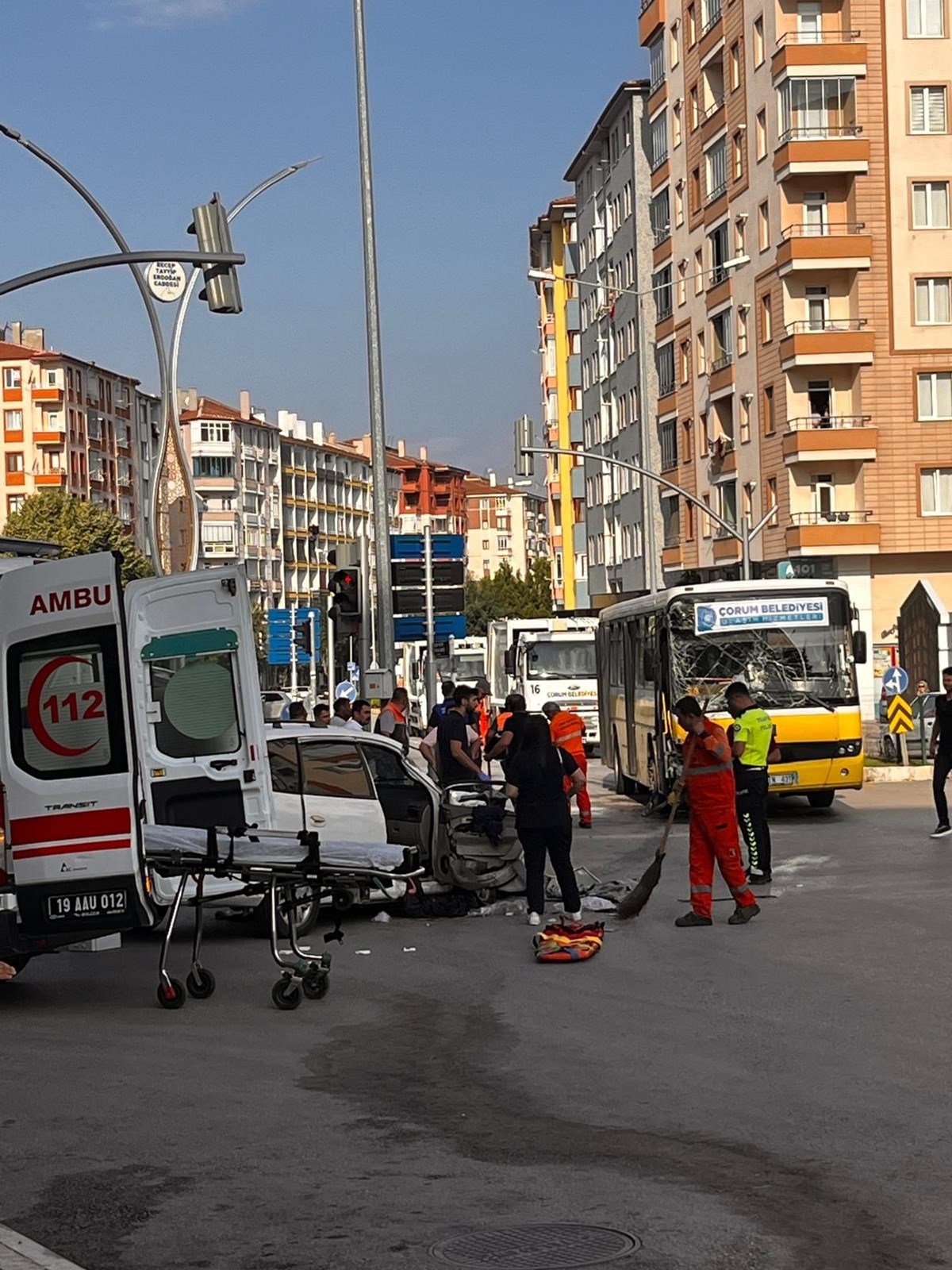 Yolcu otobüsü ile hafif ticari aracın feci kazası: 10 yaralı