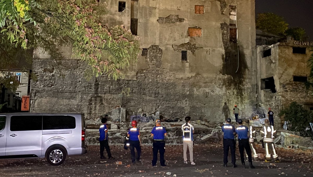 Beyoğlu'nda metruk binada çökme meydana geldi