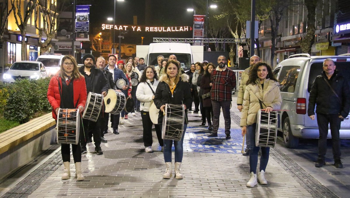 Uşak'ta 30 öğretmen sahurda davul çaldı