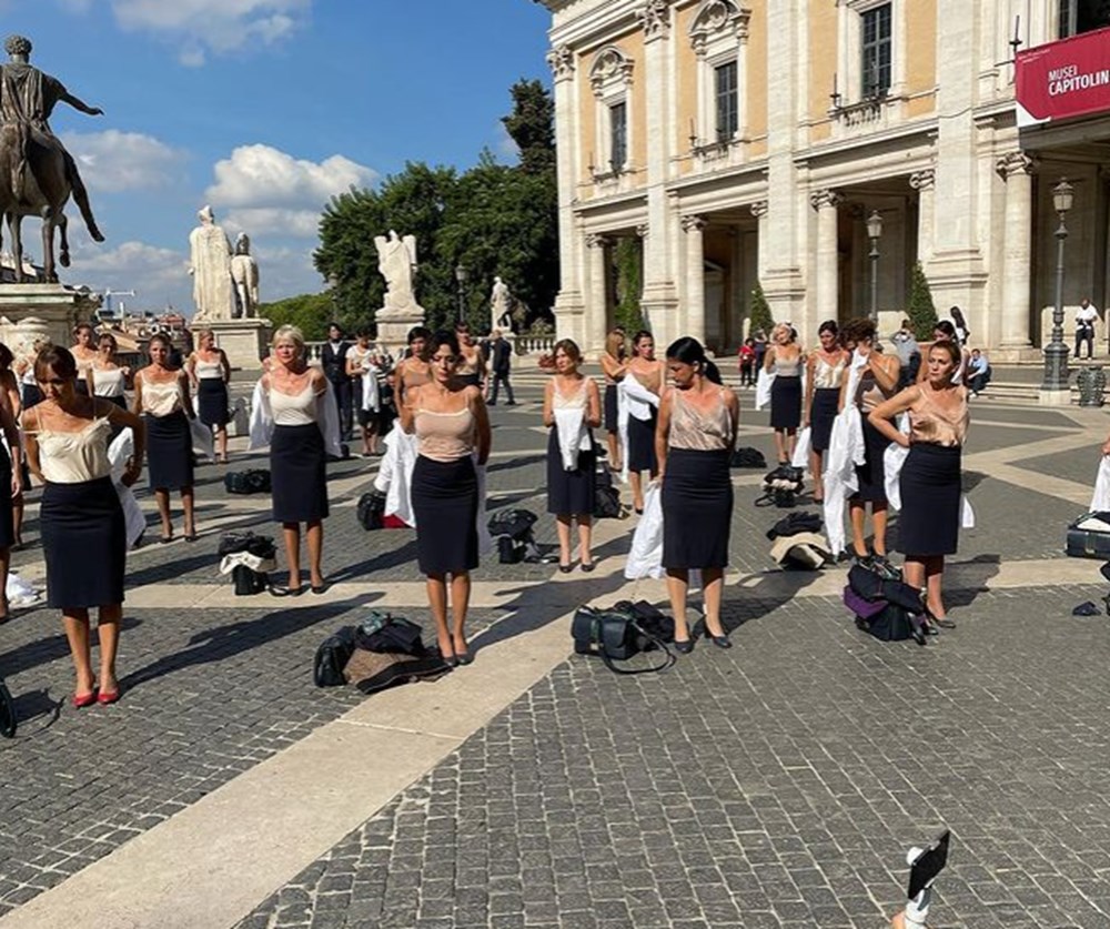 Alitalia uçuş görevlileri Roma meydanında soyunarak protesto düzenledi - 4