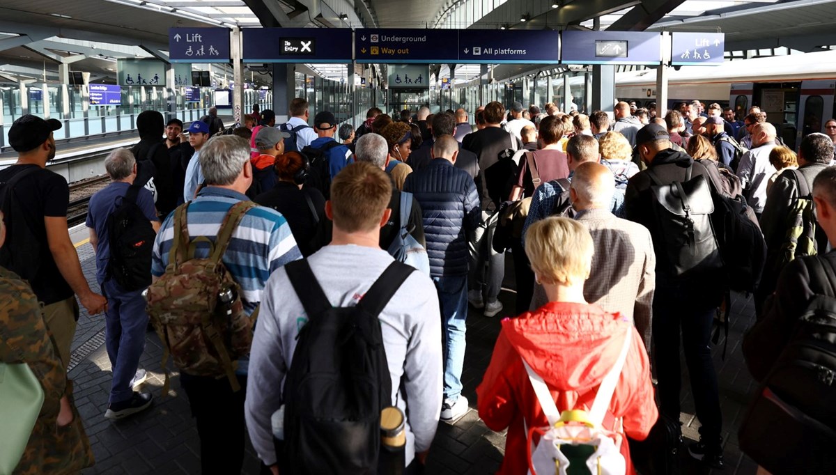 İngiltere'de binlerce makinist greve gitti, ulaşım aksadı