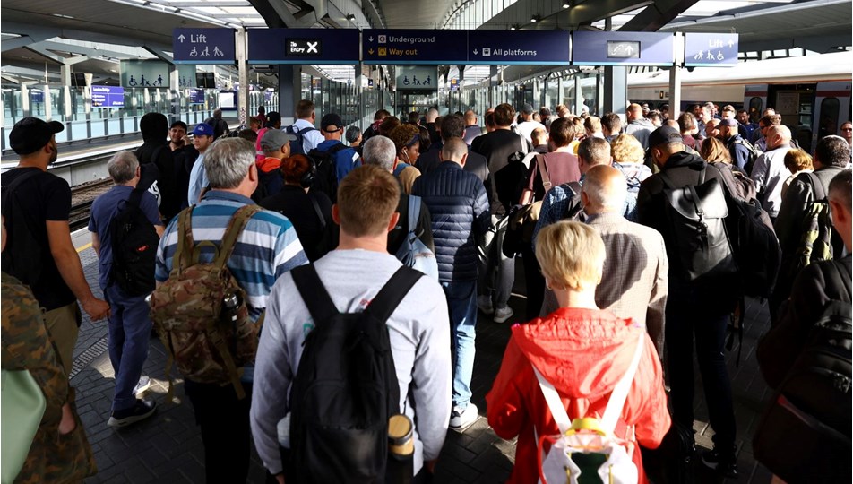 İngiltere'de binlerce makinist greve gitti, ulaşım aksadı