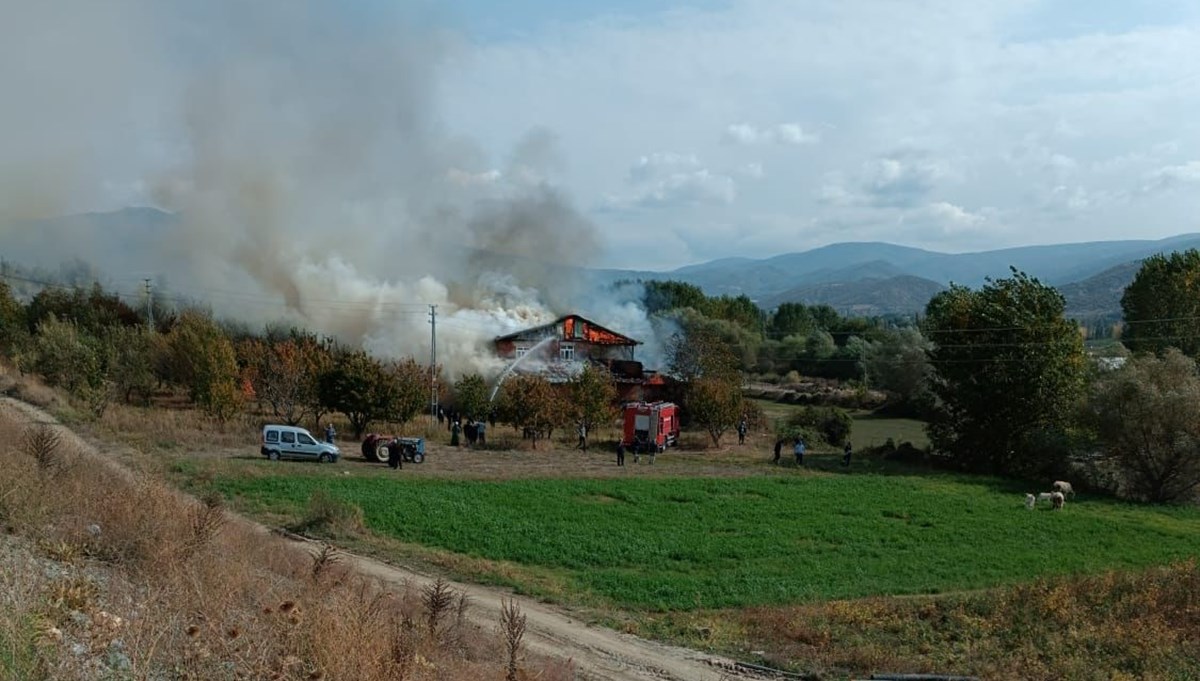 Tokat'ta 2 katlı ahşap ev alev alev yandı Tokat'ta 2 katlı ahşap ev alev alev yandı