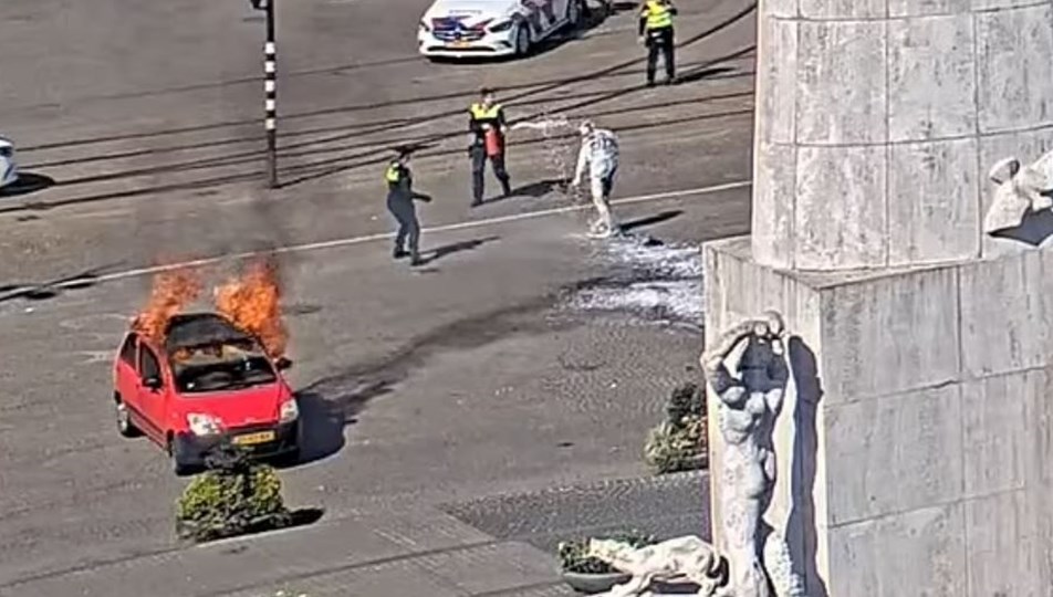 Amsterdam’da araçta patlama: “Sürücü yangını kasıtlı çıkarmış olabilir”