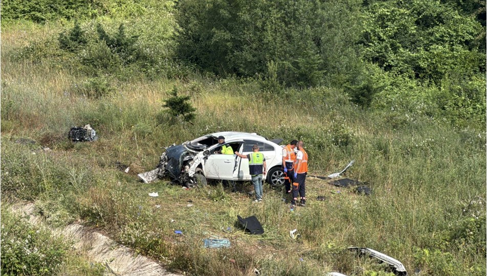 Kuzey Marmara Otoyolu'nda feci kaza: Araç şarampole devrildi