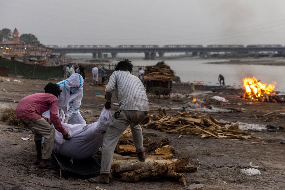 Hindistan’da Covid-19’dan öldüğü şüphenilen 71 kişinin cansız bedeni Ganj Nehri kıyılarına vurdu - 2