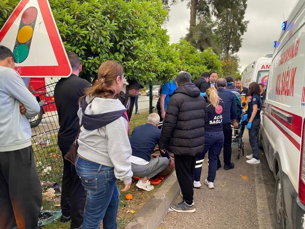 Antalya'da
otel çalışanlarını taşıyan servis devrildi: 19 yaralı - 5