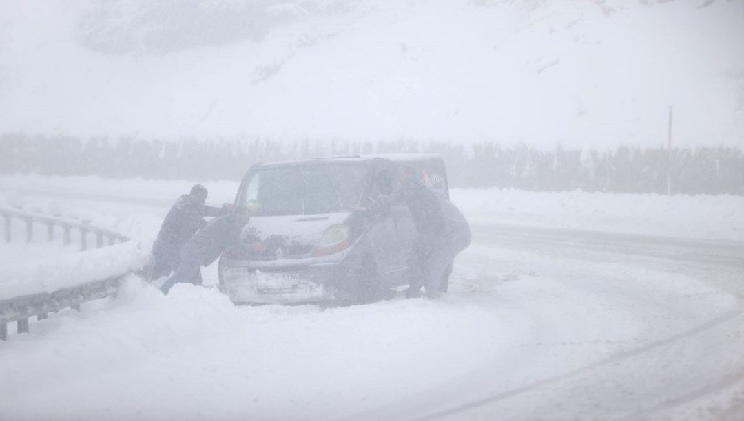 Trakya'da kar yağışı etkisini artırdı! Kar kalınlığı 15 santimetreye ulaştı