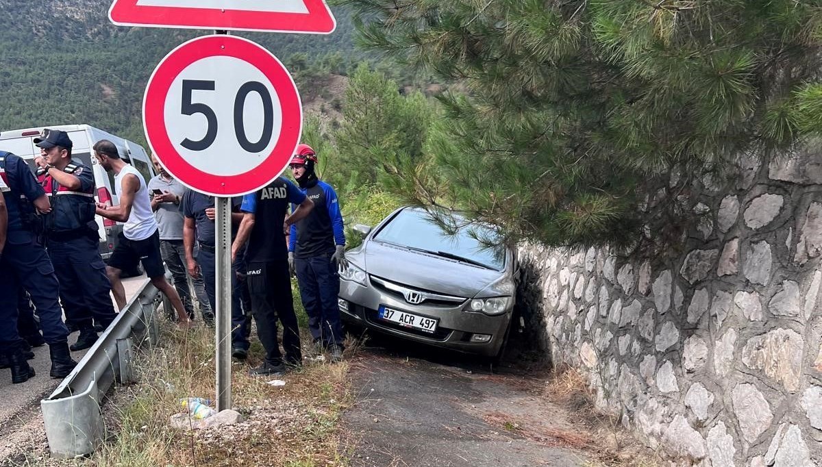 Duvara çarpan otomobildeki 3 kişi yaralandı