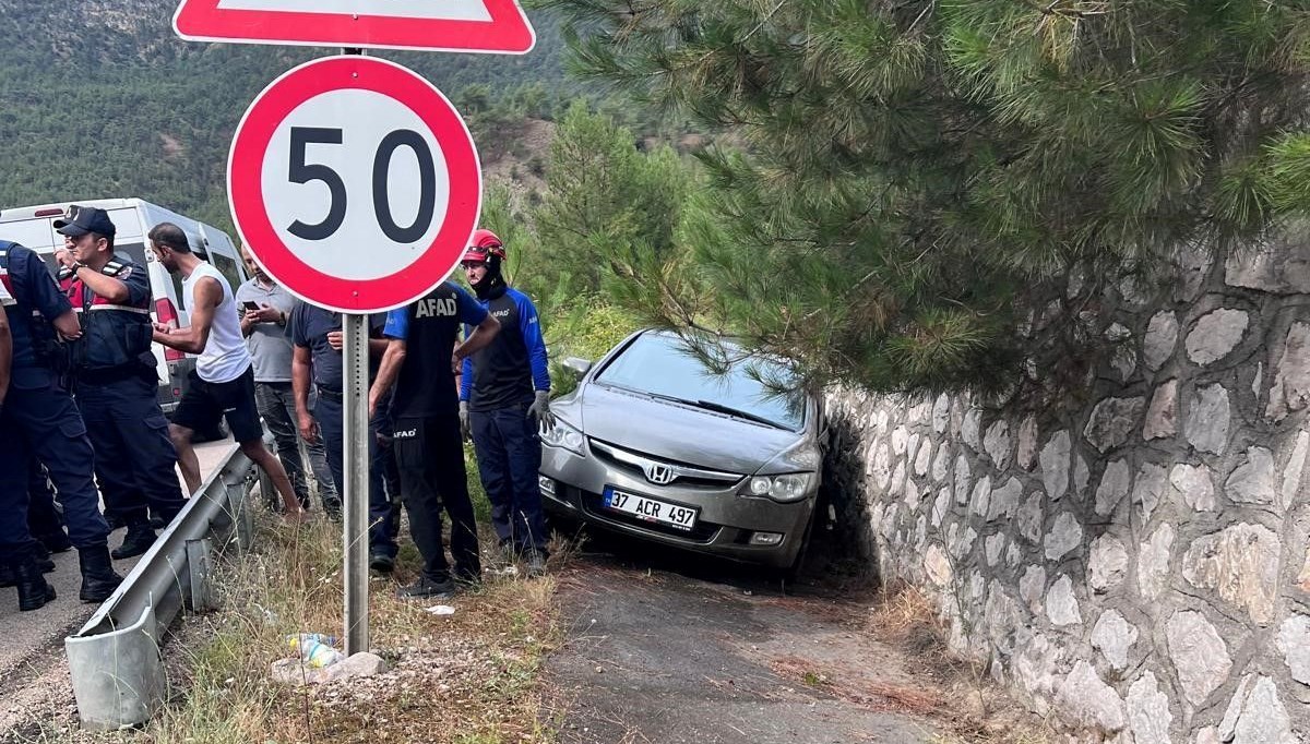 Duvara çarpan otomobildeki 3 kişi yaralandı Duvara çarpan otomobildeki 3 kişi yaralandı