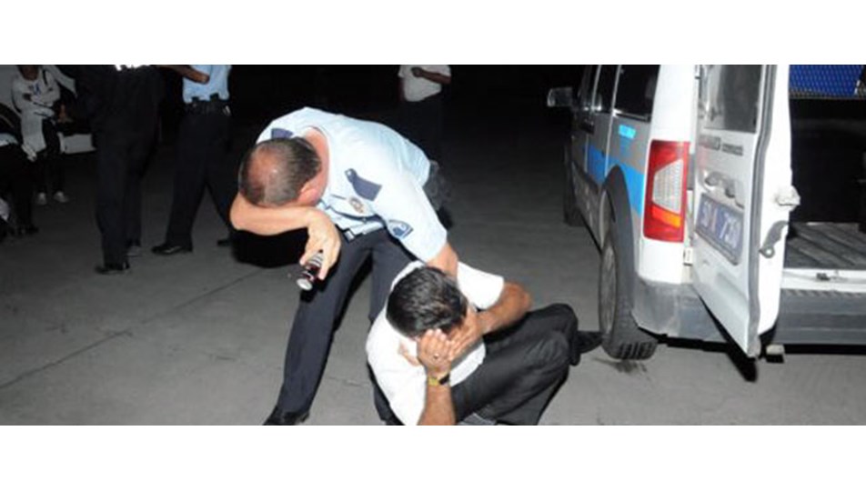 Ambulanstaki yaralıyı dövdüler