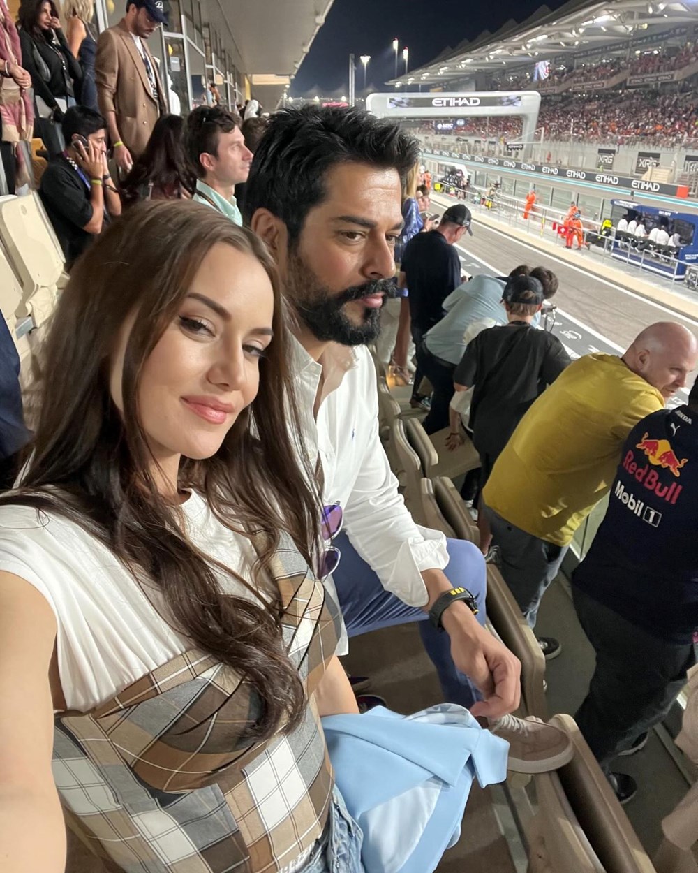 Fahriye Evcen ile Burak Özçivit, Formula 1 yarışları için Abu Dabi'de - 1