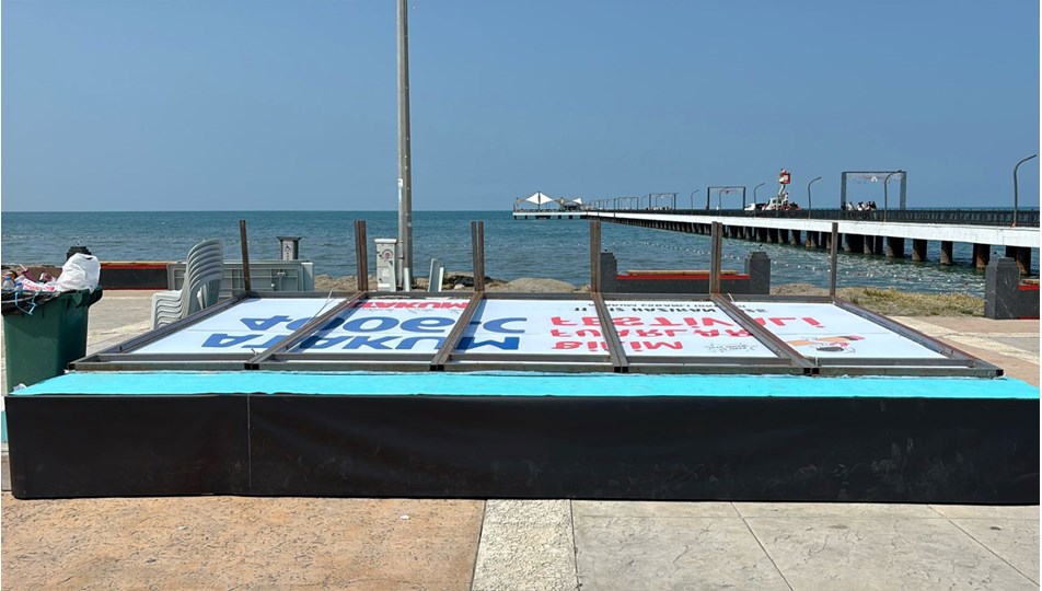 Samsun'da 5 öğrencinin üzerine pankart düştü