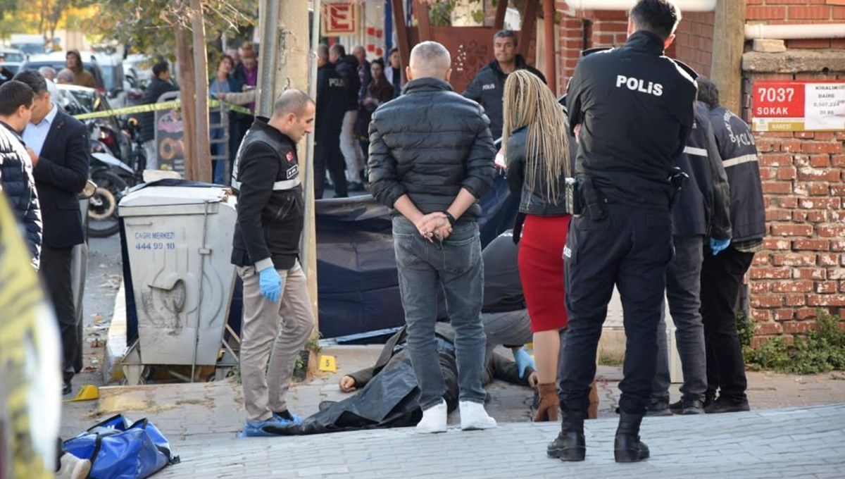 Müteahhide sokak ortasında silahlı saldırı Müteahhide sokak ortasında silahlı saldırı