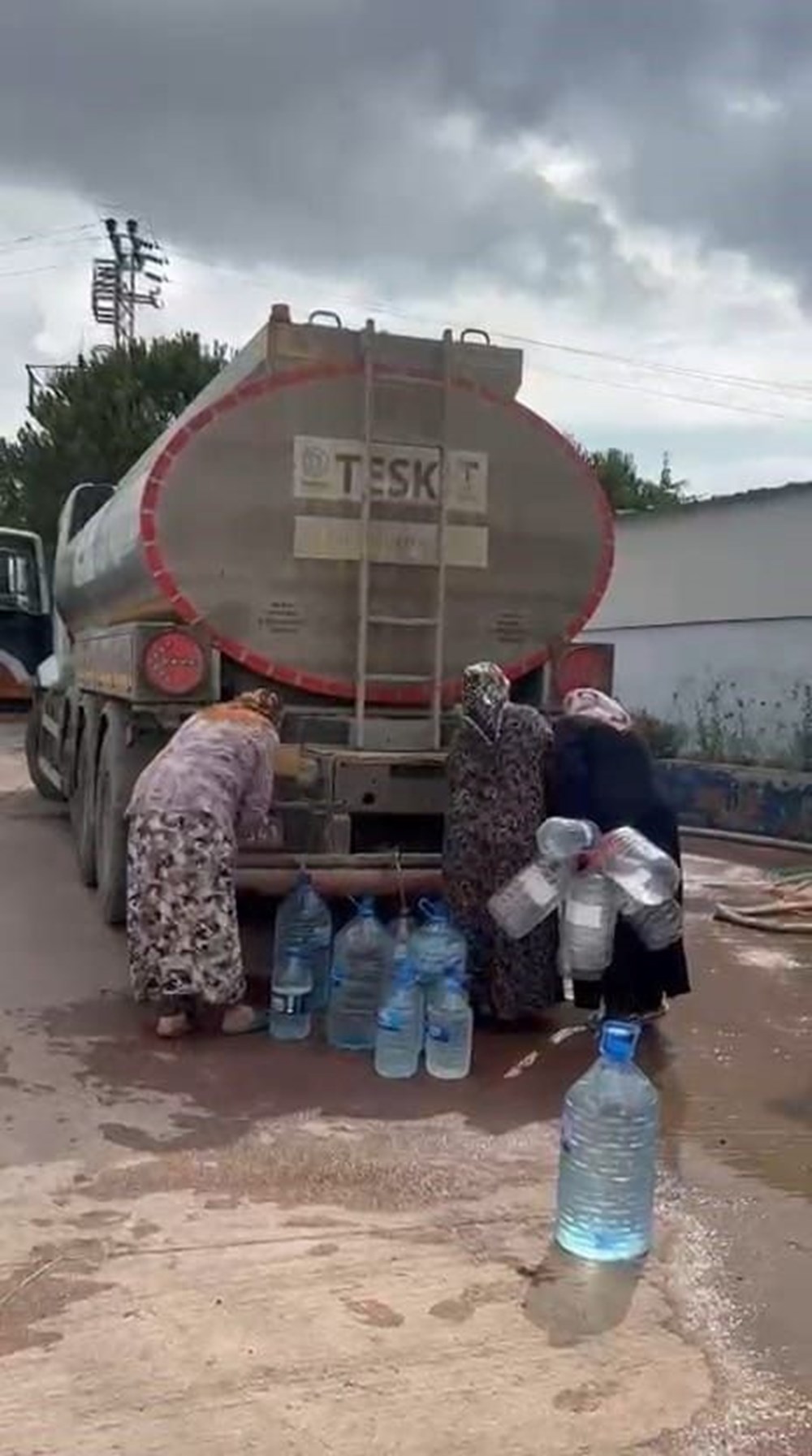 Görüntüler Tekirdağ'dan: Vatandaşlar ellerinde bidonlarla bekliyor, yazlıkçılar şehri terk ediyor - 1